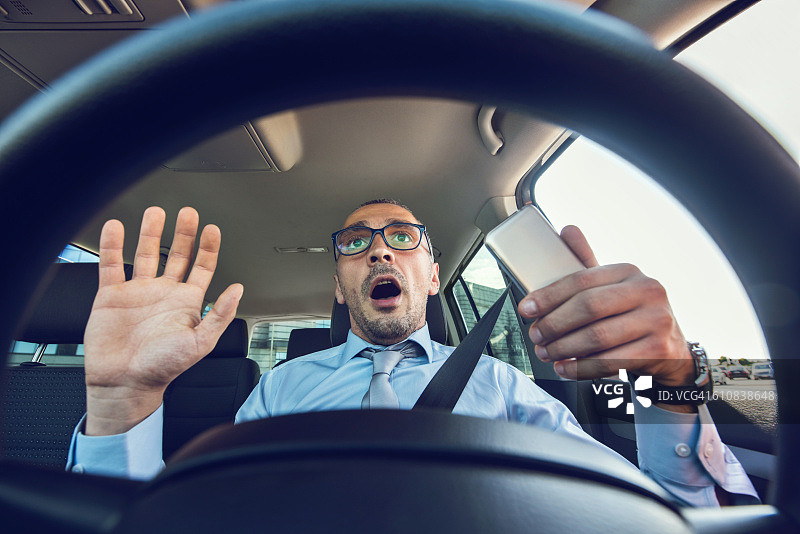 哦，天哪，我要撞车了！图片素材