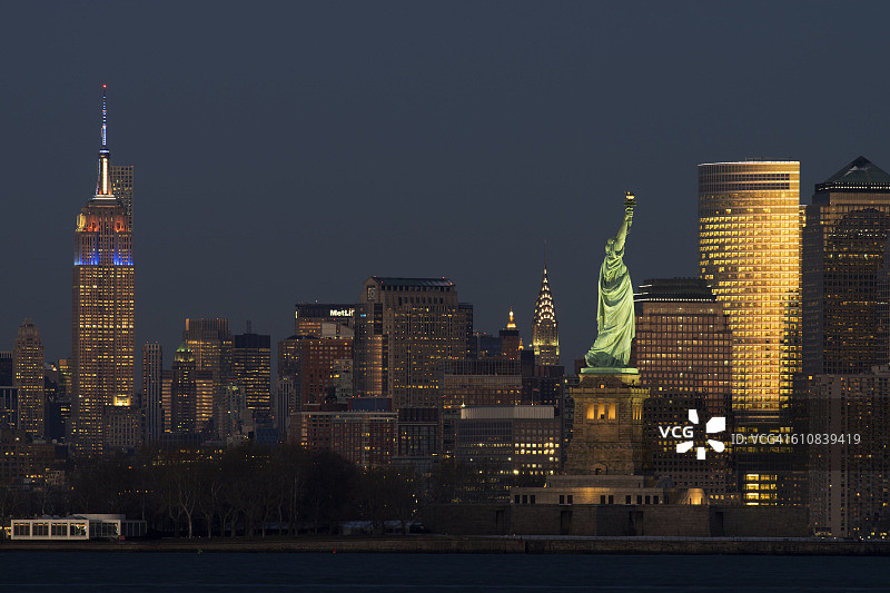 黄昏时分的帝国大厦和自由女神像图片素材