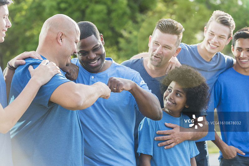 穿蓝色衬衫的不同种族父子图片素材