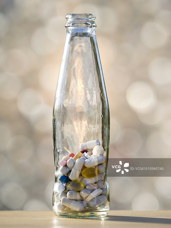 瓶装彩色药片图片素材