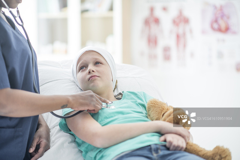 倾听小女孩的心跳图片素材