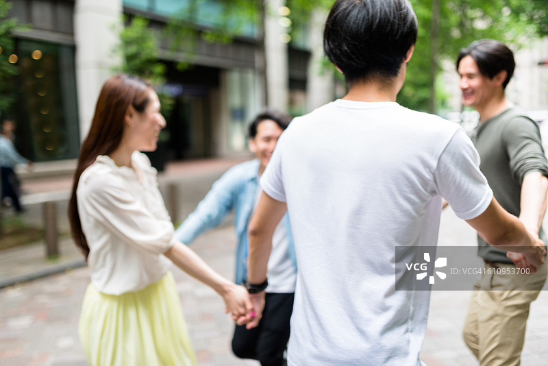 朋友们手牵手围成圈图片素材