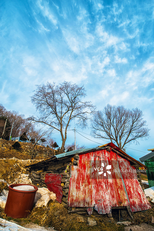 覆盖着红色锡片的小旧储物间图片素材