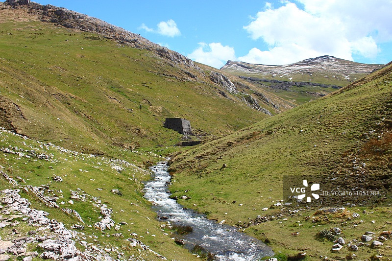 阿拉拉山脉巴斯克地区的矿山山谷图片素材