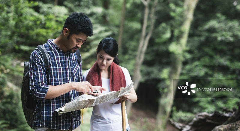 正在看地图的亚洲情侣图片素材