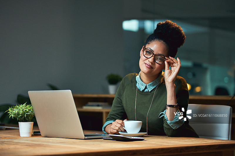 独自在办公室图片素材