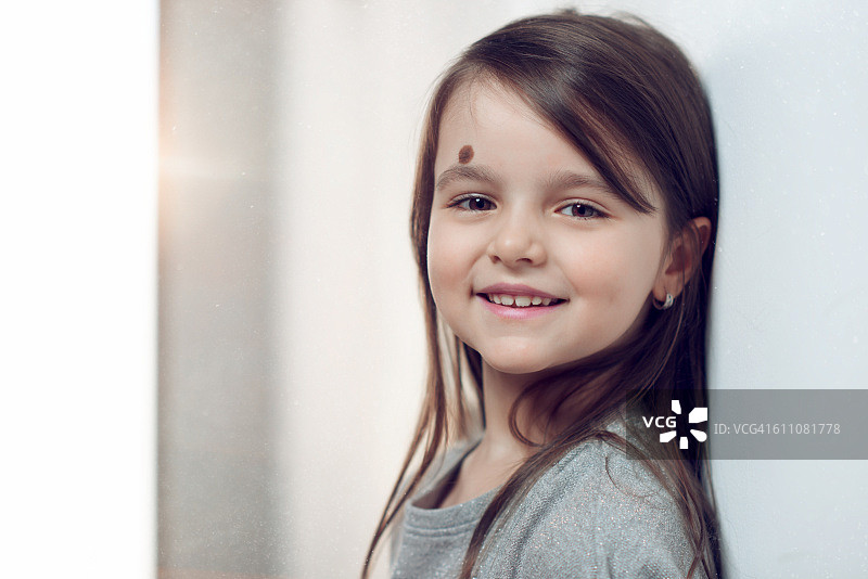 小女孩的微笑图片素材