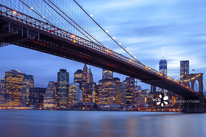 黄昏时的布鲁克林大桥和纽约天际线图片素材
