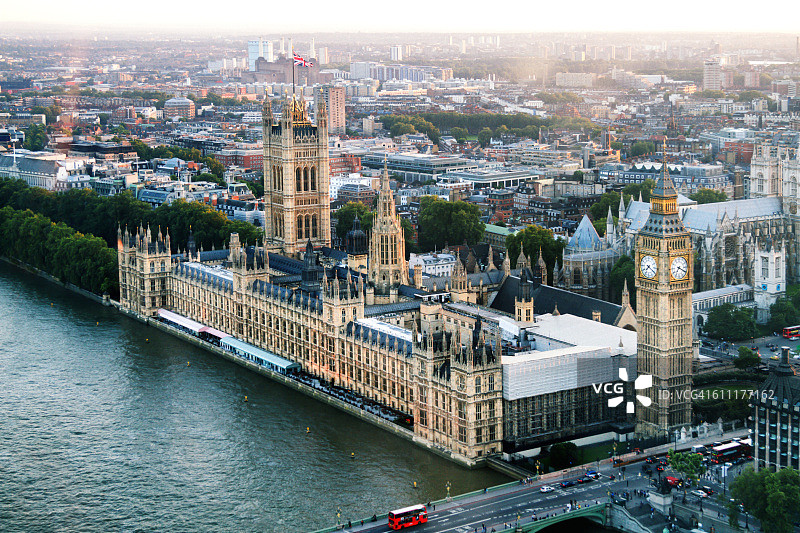 泰晤士河畔的大本钟和议会大厦（黄昏）图片素材