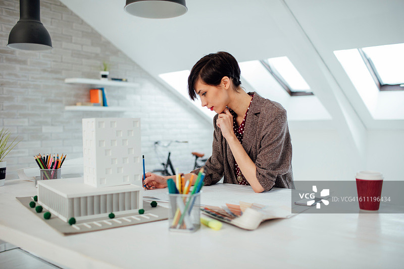 在办公室工作的女商人图片素材