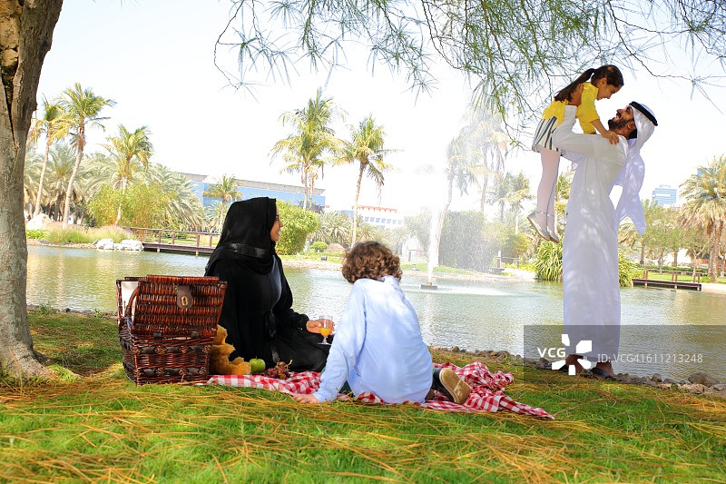 阿拉伯家庭户外野餐图片素材