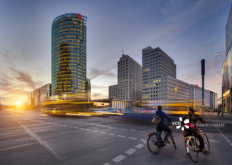 日落时分的波茨坦广场与交通图片素材