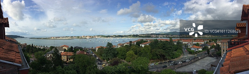 从洪达里比亚镇眺望钦古迪湾全景，巴斯克地区图片素材