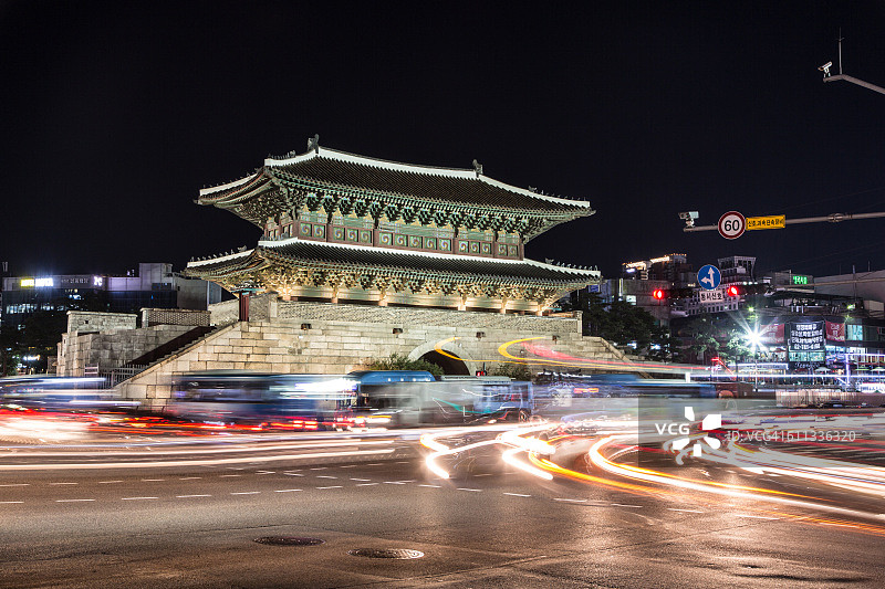 夜晚首尔历史街区的交通高峰图片素材