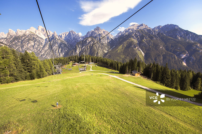 从缆车上眺望奥龙佐迪卡多雷，意大利威尼托图片素材