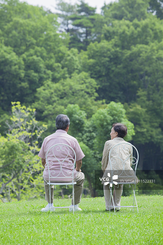 在草坪上放松的日本老人图片素材