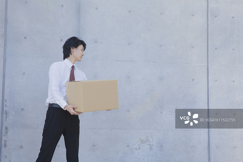 拿着纸板的日本商人图片素材