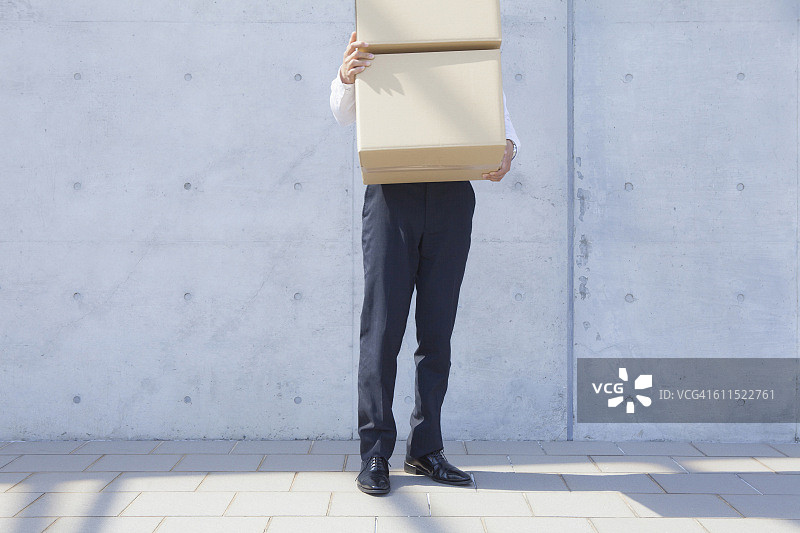 拿着纸板的日本商人图片素材
