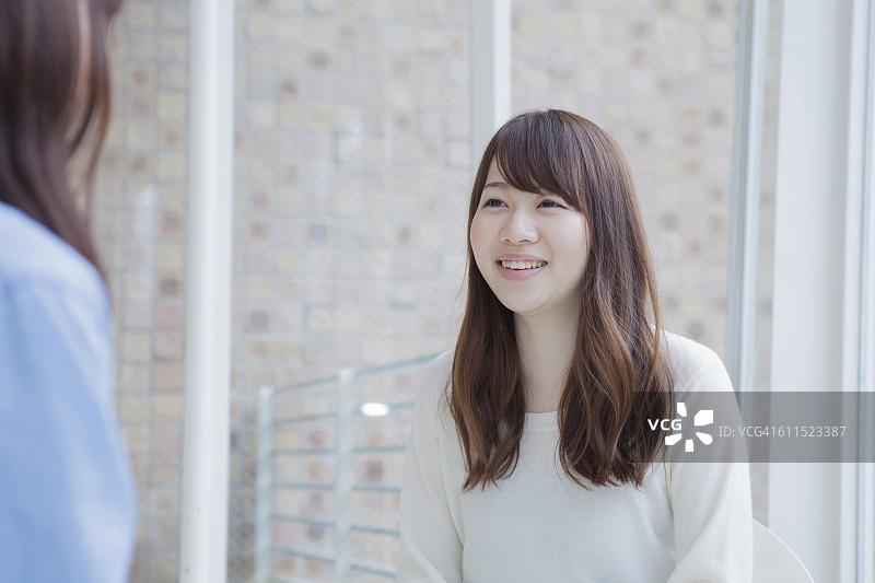 与朋友交谈的日本女人图片素材
