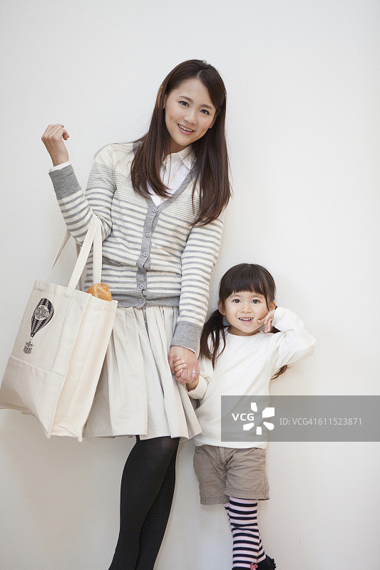 手提环保袋的日本母亲图片素材