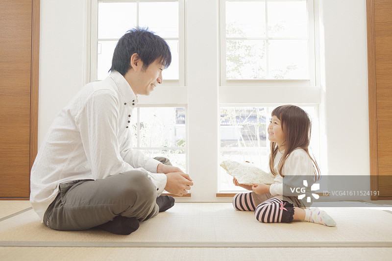 传递礼物的日本女孩图片素材