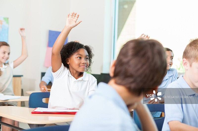 在课堂上举手的可爱非洲裔美国女孩图片素材