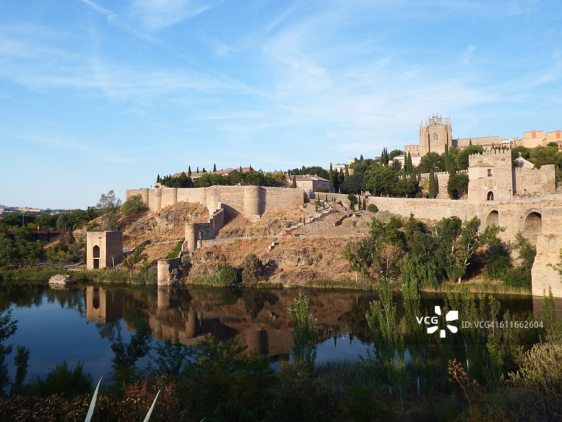 被塔霍河环绕的托莱多古城墙图片素材