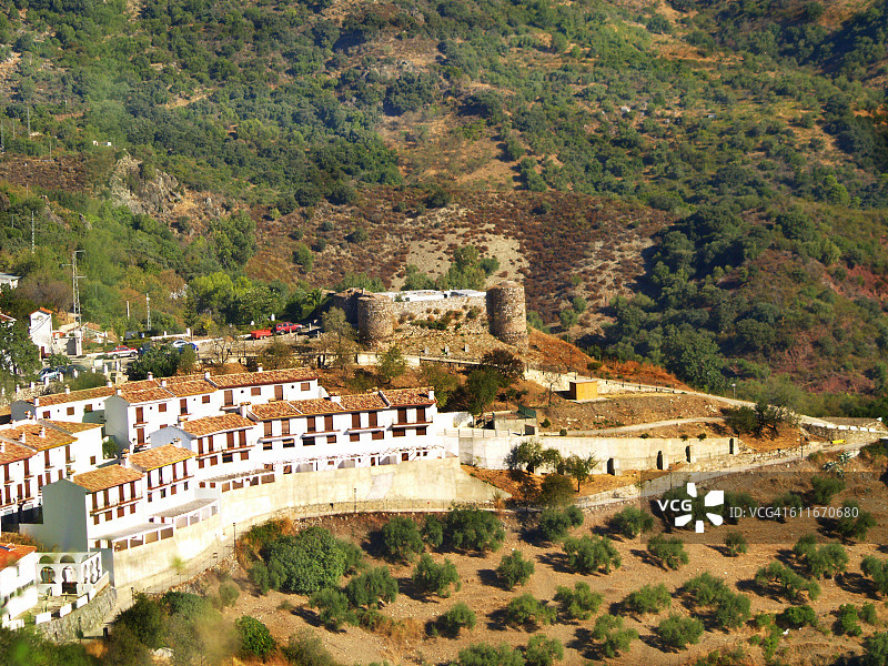 贝纳达利德城堡，马拉加龙达山脉的白色村庄之一图片素材