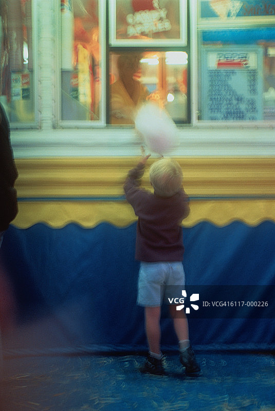 男孩买棉花糖图片素材