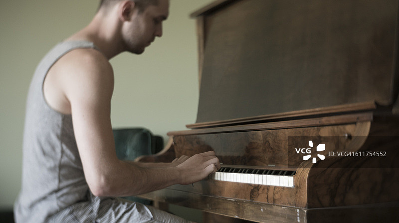 弹钢琴的年轻男人图片素材