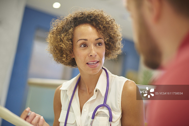 医院里倾听的医生图片素材