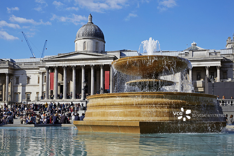 伦敦特拉法加广场的喷泉图片素材