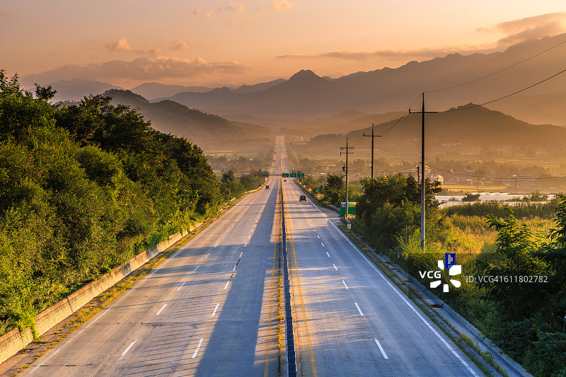 日出阴影下的高速公路图片素材