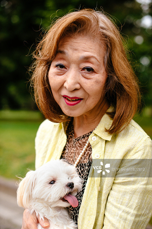 生活健康的日本老年妇女图片素材