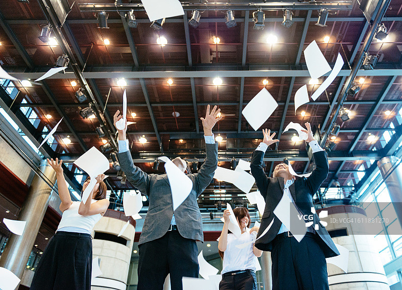 商务人士将合同扔向空中图片素材