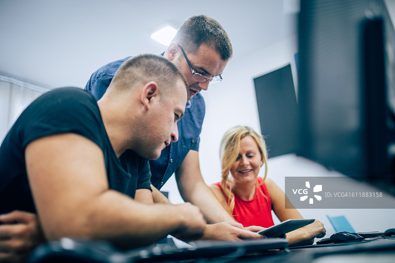 教授演示平板电脑的使用方法图片素材