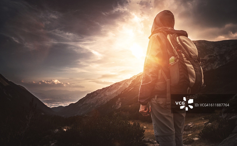 旅行者观看山脉上的日落图片素材