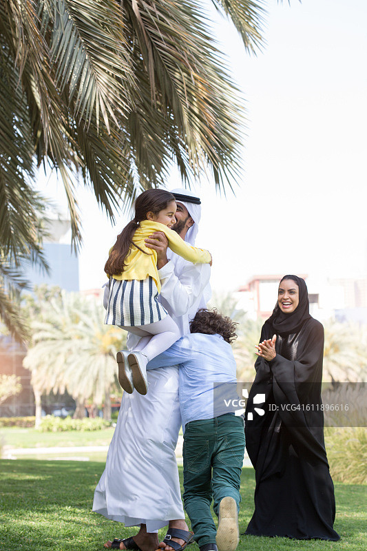 在迪拜户外享受下午时光的一家人图片素材