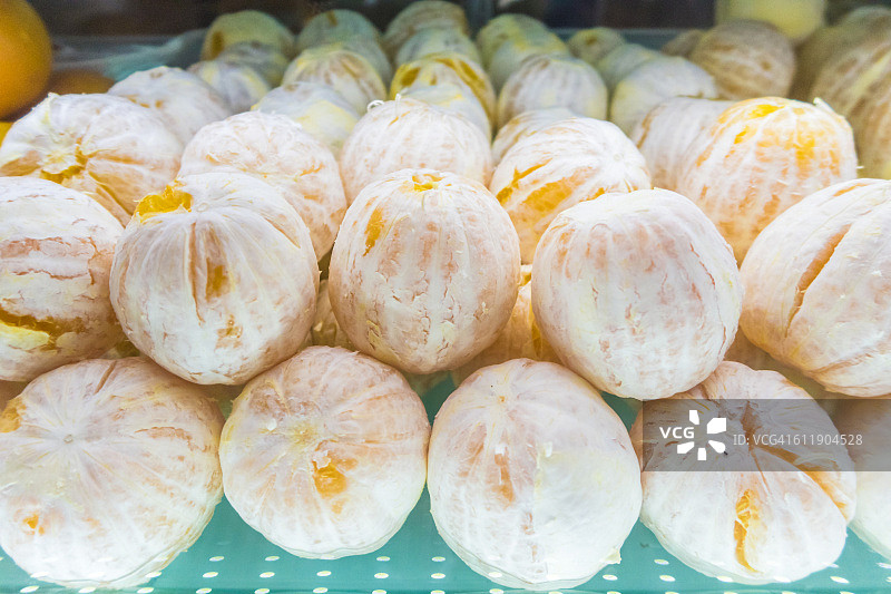 堆叠的剥皮橙子特写图片素材