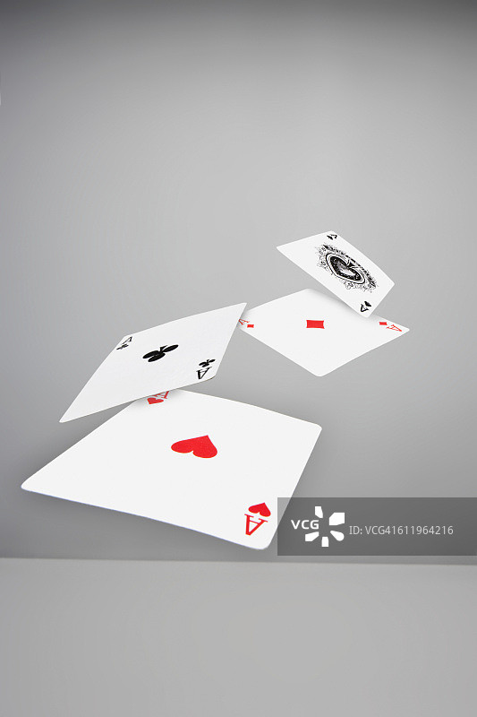 空中的Aces扑克牌图片素材