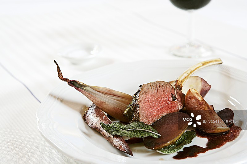 苹果根茎蔬菜烤鹿排图片素材