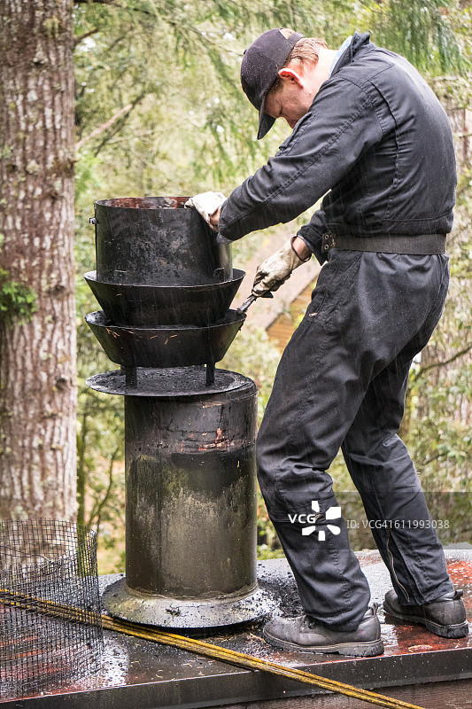 烟囱清扫工正在清理烟囱图片素材
