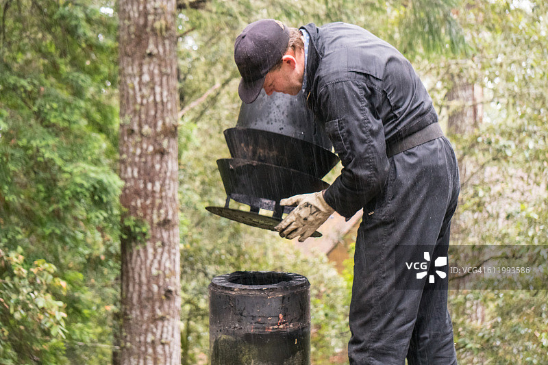 烟囱清扫工正在清理烟囱图片素材