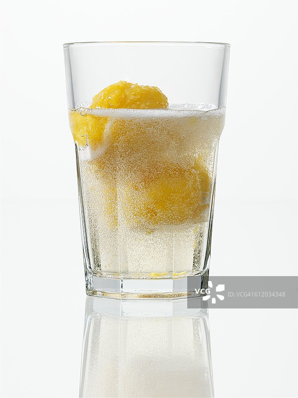 普罗塞克配桃子冰糕图片素材