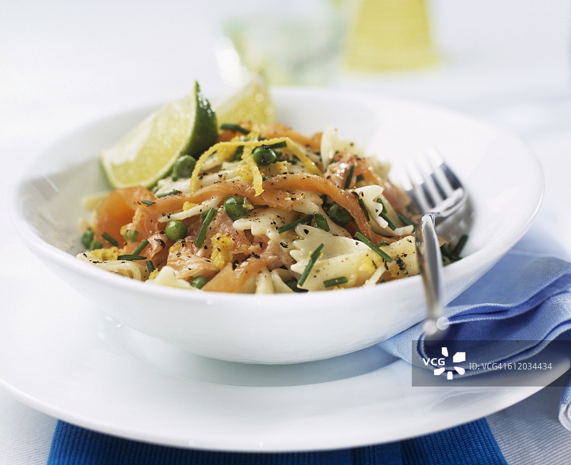 蝴蝶面配烟熏三文鱼、豌豆和柠檬酱图片素材