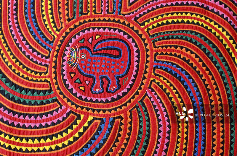 中心带有动物形象的旭日形巴拿马库纳莫拉细节图片素材