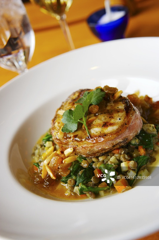 菠菜扁豆沙拉配火腿裹箭鱼图片素材