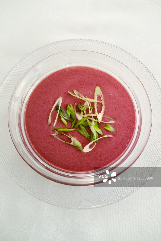 甜菜根汤配葱图片素材