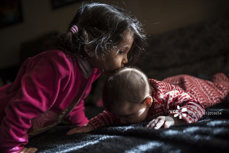 亲吻兄弟图片素材