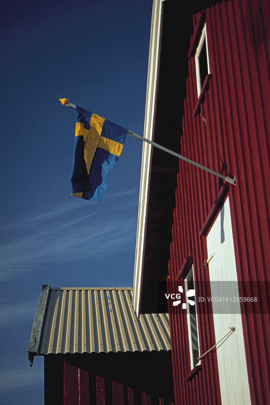 斯莫根红色船屋上的瑞典国旗图片素材